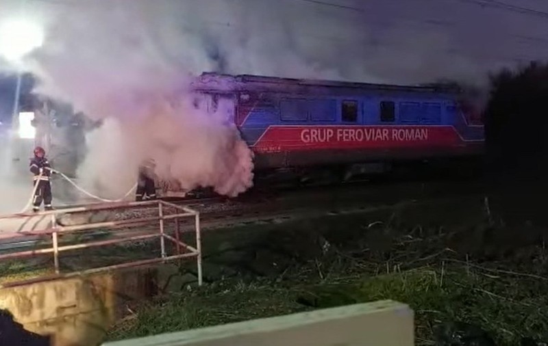 Circulație feroviară blocată mai bine de două ore în Prahova, din cauza unei locomotive care a luat foc
