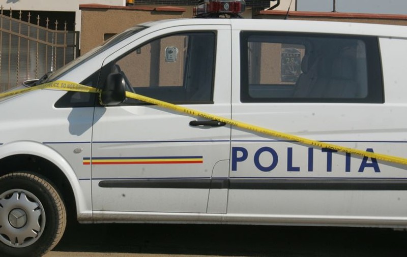 Un poliţist comunitar din Focşani a fost găsit împuşcat în cap sub o pasarelă