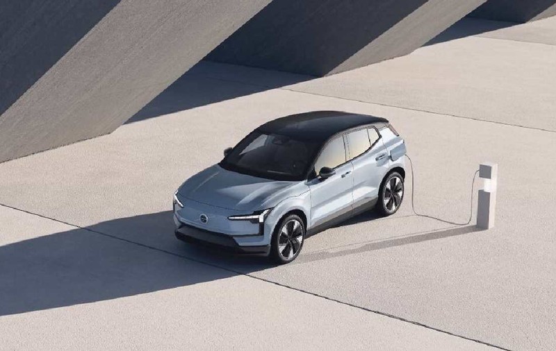 Volvo va plăti curentul clienților săi pentru mașinile electrice, începând din Suedia și extinzându-se în Europa