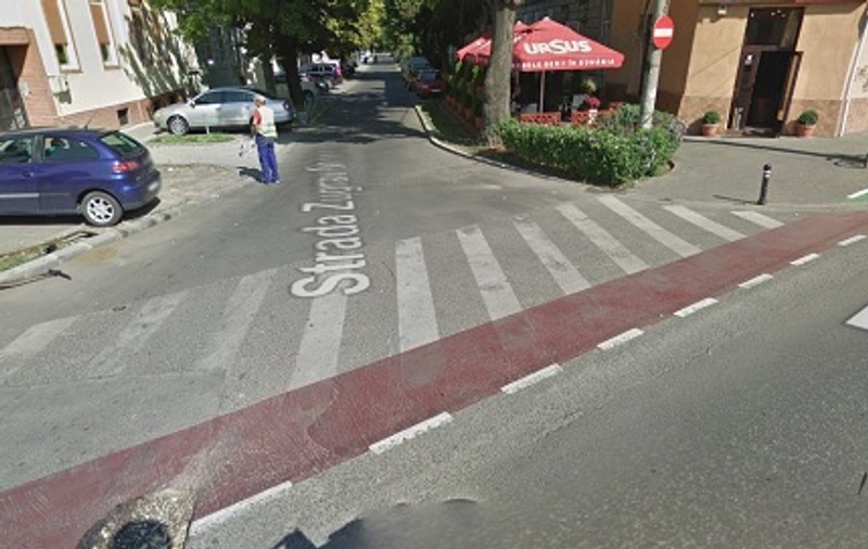 Un tânăr din Timișoara a fost lovit de mașina poliției pe o trecere de pietoni. Mergea pe trotinetă