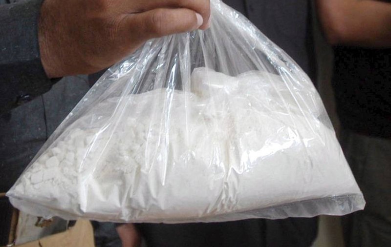 Trei tineri, prinşi în timp ce încercau să vândă aproape UN KILOGRAM DE HEROINĂ în parcarea unui hipermarket din Craiova