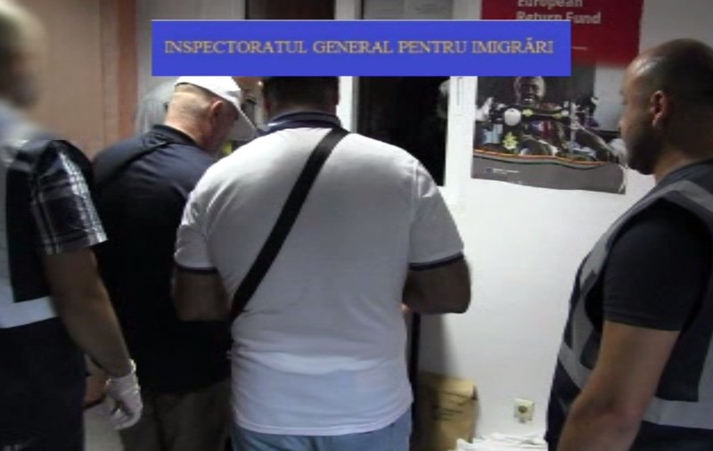 Cei doi sirieni din Brăila declarați indezirabili pentru că făceau propagandă jihadistă în România au fost scoși din țară