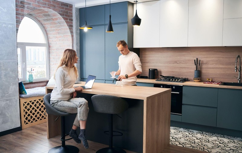 Renovarea bucătăriei: detaliile care fac diferența între un spațiu banal și unul premium