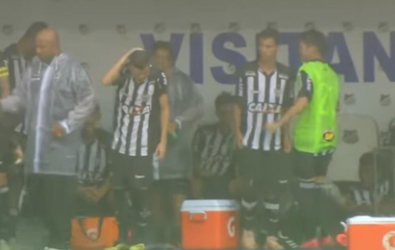 VIDEO | Un fotbalist brazilian a fost lovit de fulger pe teren. A supraviețuit!