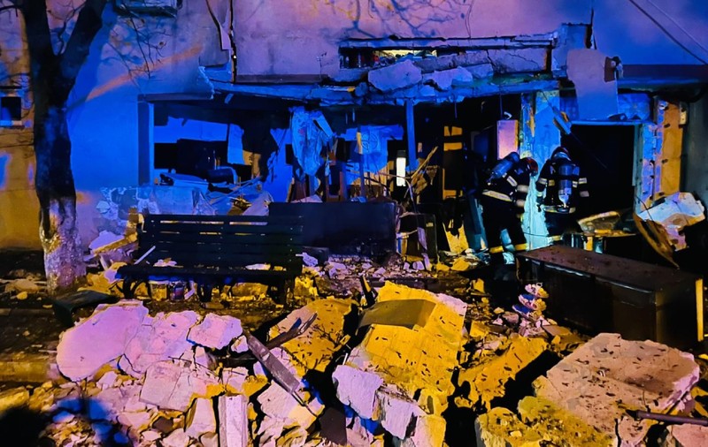 Explozie puternică într-un apartament dintr-un bloc din Buftea. Zeci de autospeciale intervin la fața locului