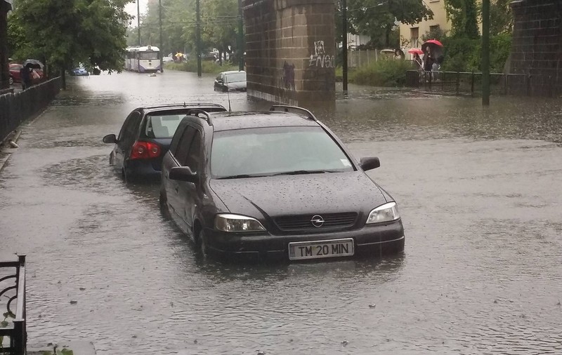 Haos total în Timișoara, după o ploaie torențială | La Cluj, DN1 și circulația feroviară au fost blocate