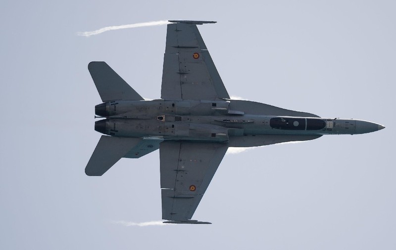 Un avion de vânătoare F-18 efectuează o demonstrație aeriană în cadrul Spectacolului Aerian Internațional Torre del Mar 2024, organizat pe plajă