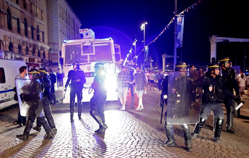 O mașină suspectă, în care se aflau butelii, a fost găsită în Marsilia