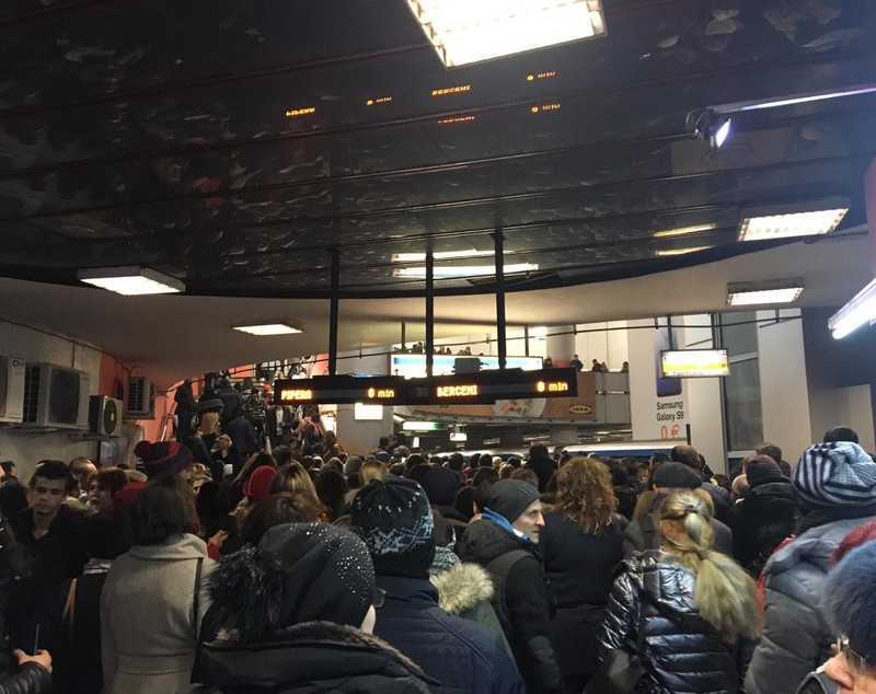 FOTO&VIDEO/ Haos la metrou, în Ajun de Moș Nicolae. Stația Piața Victoriei, blocată de numărul mare de călători