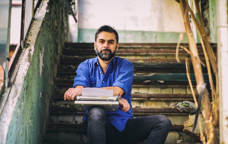 Marius Chivu, scriitor, despre readaptarea de la sat la oraș: „După trei ani de prospețime și de zgomote ale naturii, suport cu greu traficul, noxele și agresivitatea stradală”