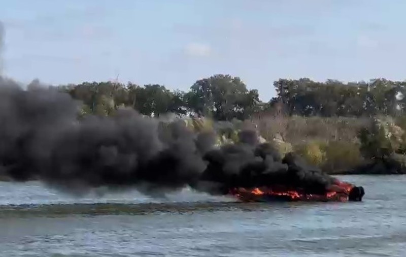 O ambarcațiune a luat foc la Tulcea. Două persoane au sărit în apă pentru a-și salva viața