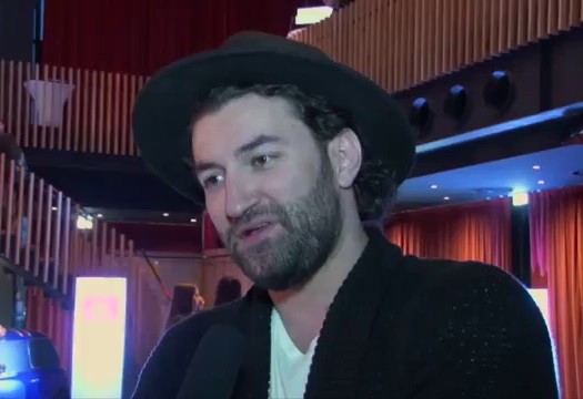 ”Am văzut propunerile astea. Am văzut că și mie mi-au mai scris oamenii. Am citit un comentariu care mie mi s-a părut foarte edificator: <i>”A, păi perfect, atunci! Îi mai chemăm și pe Loredana, și pe Moga, și pe Pavel Bartoș și facem Vocea României”</i>. Noi suntem artiști, noi nu putem să decidem soarta unui popor. Noi nu putem să vorbim în numele unui popor. Noi ne ocupăm cu muzica. Că putem să avem o părere pertinentă sau nu, nu decidem noi neapărat. Nu putem să ne implicăm în așa ceva că nu e meseria noastră. Nu suntem educați în sensul ăsta, nu avem abilitățile necesare, dar sunt convins că există foarte mulți tineri capabili care ar putea să decidă viitorul nostru și mă bazez că vor ieși în față și își vor asuma responsabilitatea asta, pentru că trebuie să o facă cineva. Altfel nu vom schimba decât niște oameni cu alți oameni. Cred că trebuie să fie o revoluție a conștiinței în primul rând. Să fie o revolutie a fiecăruia dintre noi, să ne uităm să vedem dacă am procedat corect sau dacă am proceda corect dacă am fi puși în situația în care trebuie să alegem. Așa revoluție, să ieșim pe stradă, ok, cei care ne conduc au văzut că suntem cu ochii pe ei și așa nu se mai poate.”
