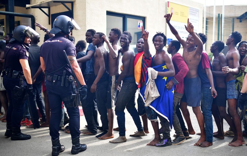 Mii de imigranți au intrat ilegal în Ceuta, pe teritoriu spaniol: guvernul trimite armata pentru a întări frontiera