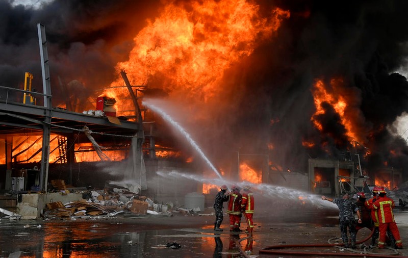 Incendiu de proporții în portul din Beirut, la o lună de la explozia care s-a soldat cu 190 de morți