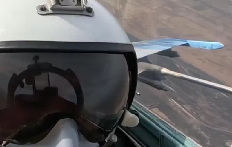 Momentul în care un pilot ucrainean aruncă bombe glisante americane peste o țintă inamică I VIDEO