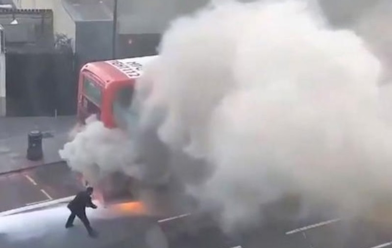 Panică în Londra! Un autobuz supraetajat a luat foc în mijlocul unei străzi | VIDEO