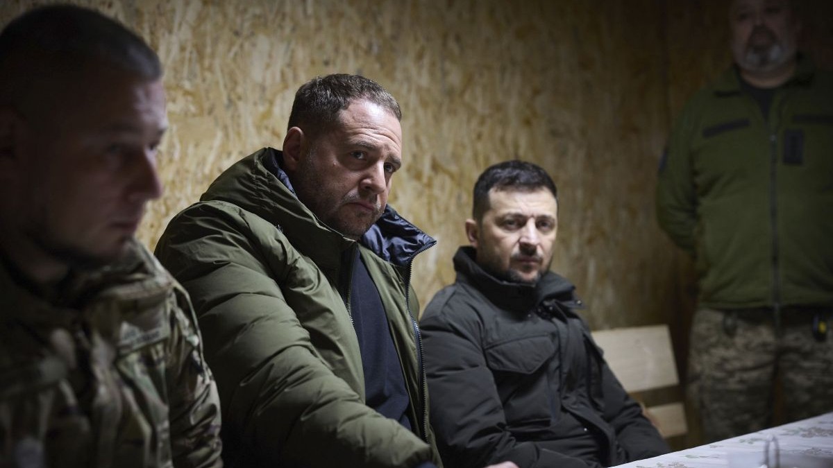 Președintele ucrainean Volodymir Zelenski, alături de reprezentanții armatei