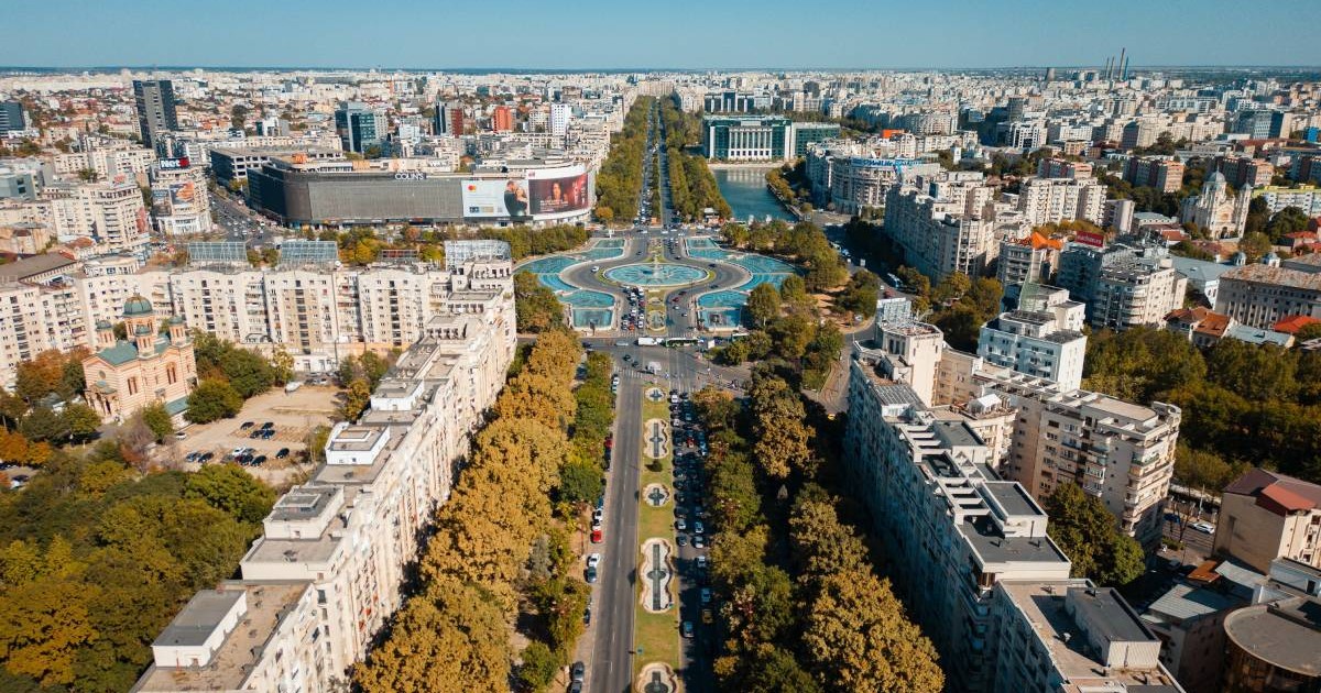 Bulevardul Unirii din București, surprins de sus, în timpul unei zile caniculare, copacii sunt uscați din cauza căldurii