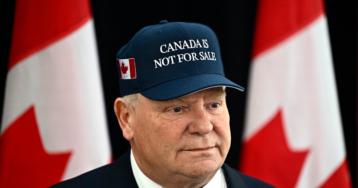 Doug Ford, politicianul care conduse răspunsul împotriva amenințărilor lui Donald Trump, cu o șapcă inscripționată „Canada nu este de vânzare” Foto: Profimedia