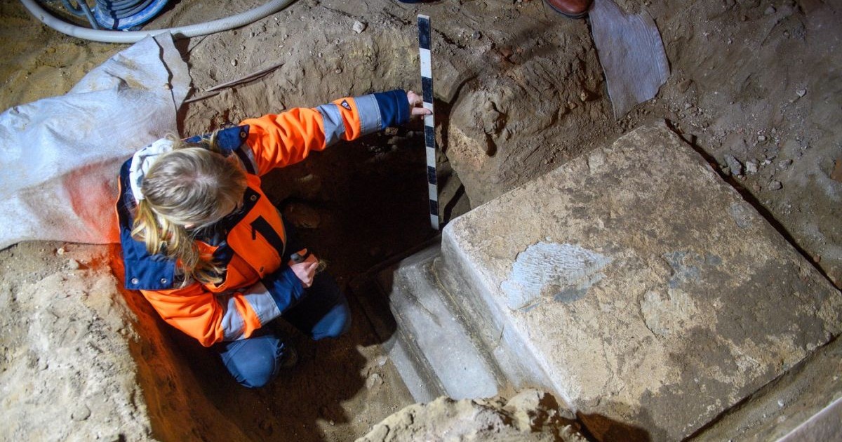 Anja Tuschwitz, arheolog de la Oficiul de Stat pentru Conservarea Monumentelor și Arheologie din Saxonia-Anhalt, stă ghemuită într-o groapă lângă fundația unei coloane dintr-o navă romanică din Catedrala Sfântul Nicolae din Stendal, 16 December 2025