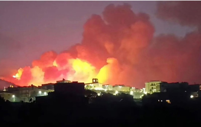 Pompierii italieni luptă cu zeci de incendii de vegetație în Sicilia. Temperaturile în orașul italian au ajuns la 45 de grade Celsius
