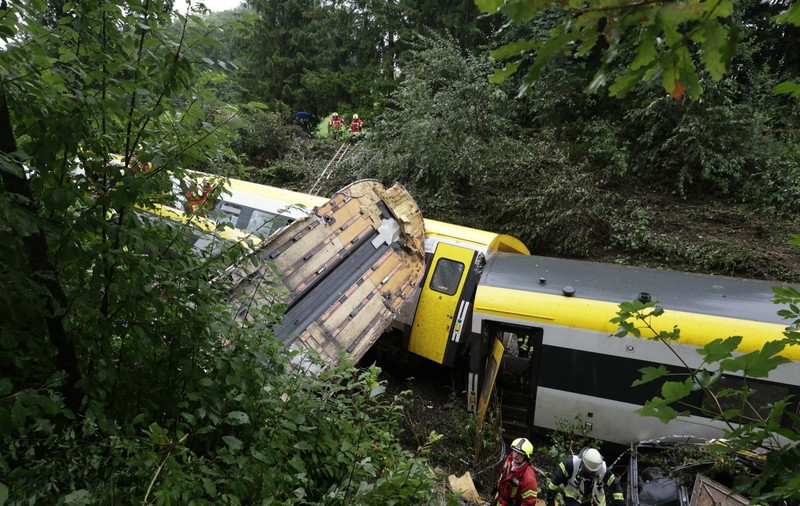 Un tren cu 100 de pasageri a deraiat în Germania. Sunt mulți morți și răniți