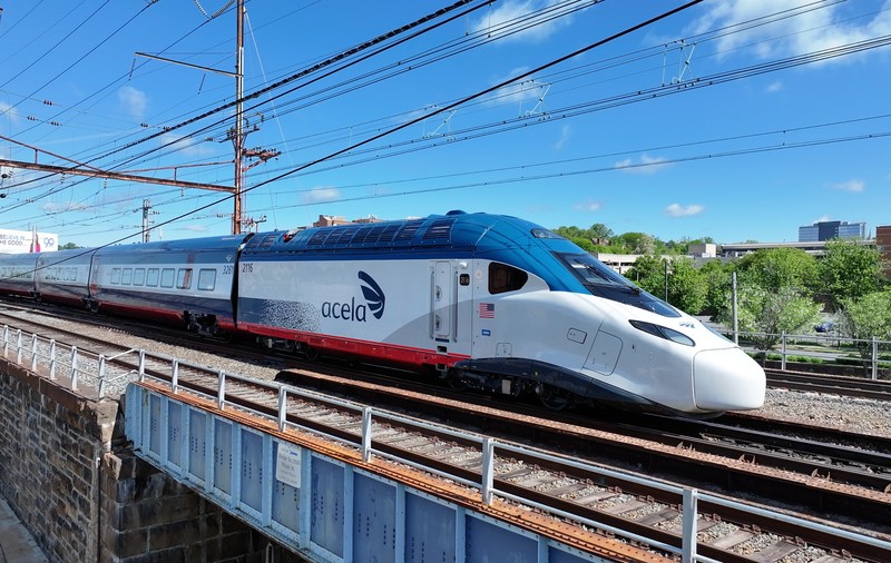 Cel mai rapid tren din SUA circulă începând de azi. Ce viteză prinde