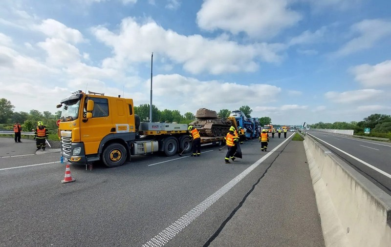 Skoda strivită într-un tanc sovietic T-34, transportat pe o platformă, pe o autostradă din Cehia. VIDEO