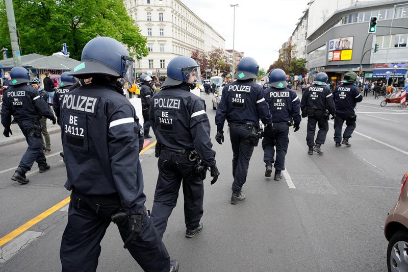 Polițiștii germani au intervenit pentru a împrăștia manifestanții FOTO: EPA-EFE/CLEMENS BILAN