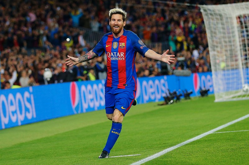 epa05592546 Barcelona's Lionel Messi celebrates scoring the 1-0 opening goal during the UEFA Champions League group C soccer match between FC Barcelona and Manchester City at Camp Nou stadium in Barcelona, Catalonia, Spain, 19 October 2016. EPA/ALEJANDRO GARCIA
