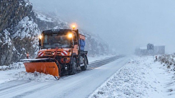 Drumarii intervin pe Transfăgărășan cu utilaje și antiderapant din cauza ninsorilor, 16 octombrie 2026. Sursă foto: Facebook/ Visit Brașov România