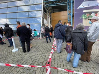 Oamenii au format cozi la cele două căi de acces în centrul de vaccinare