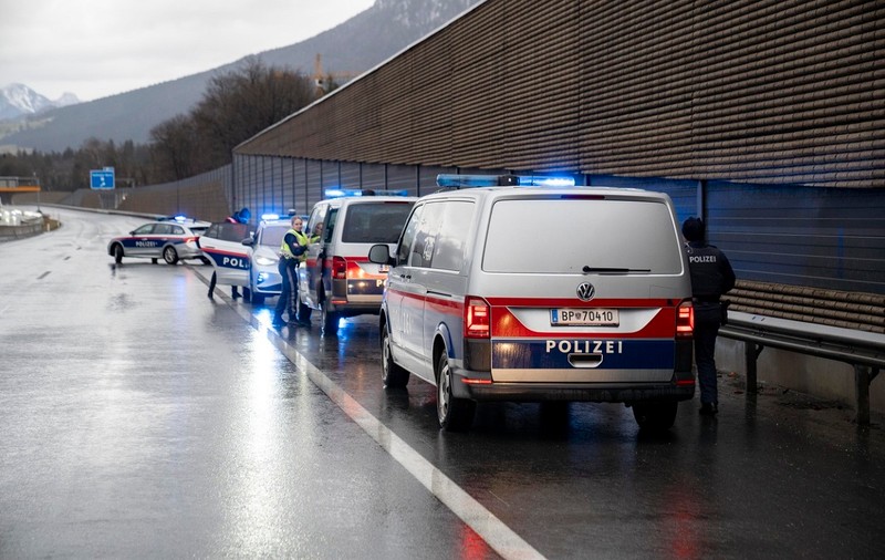 Un român care n-avea dreptul să fie în Austria și-a abandonat copilul de 6 ani pe bancheta din spate a mașinii din care a fugit, ca să nu-l prindă poliția