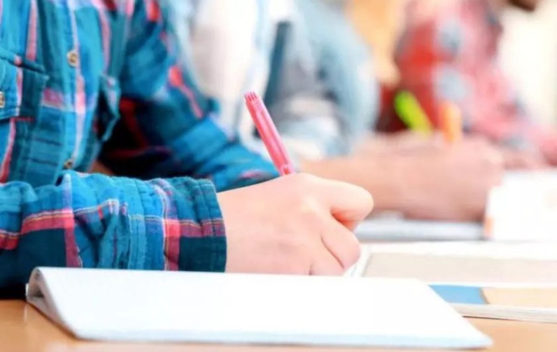 O școală din județul Vâlcea, amendată de CNCD pentru că elevii au fost împărțiți în clase în funcție de etnie și domiciliu
