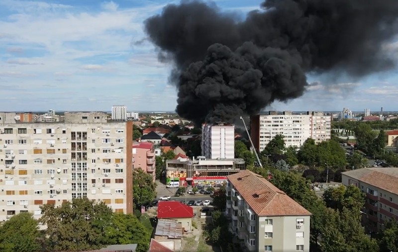 Incendiu în Timișoara, în apropierea stadionului „Dan Păltinișanu”. Acoperișul unui bloc de 10 etaje a fost cuprins de flăcări