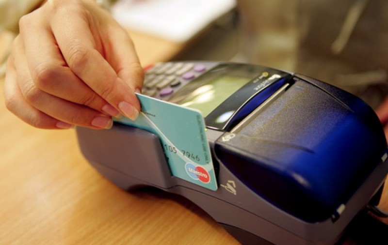 Românii accelerează digitalizarea: plățile cu cardul au crescut cu peste 50% față de 2020