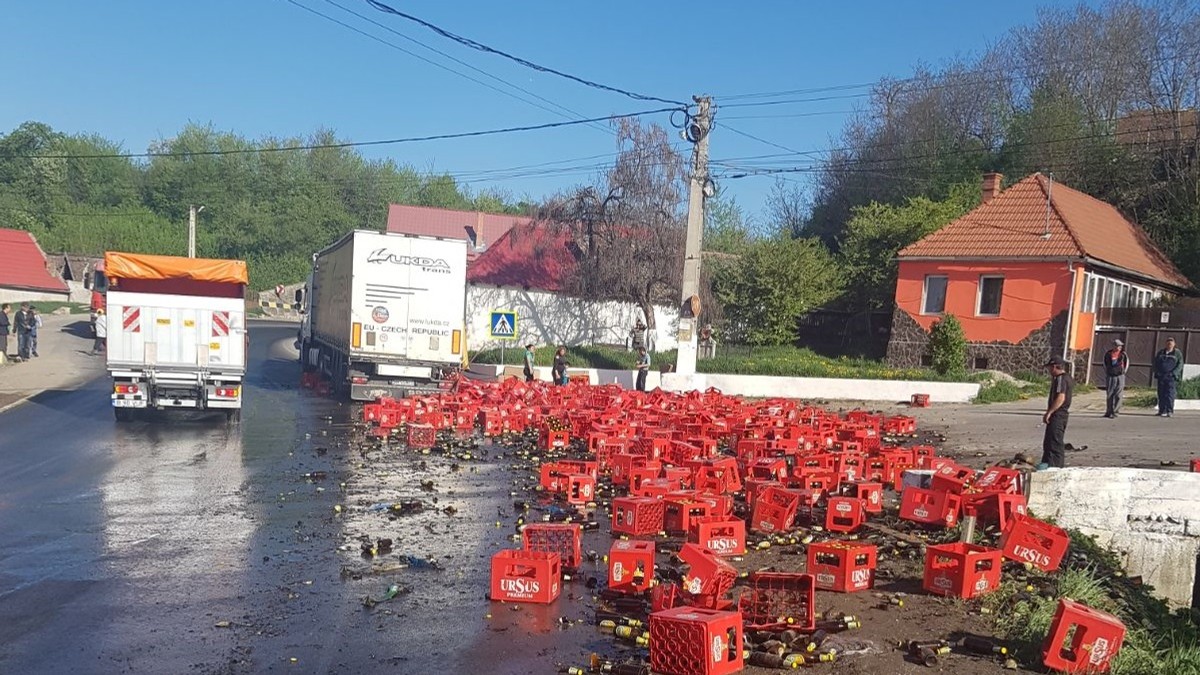 Zeci de lăzi cu bere s-au împrăștiat pe șosea, în județul Brașov. Incidentul a avut loc într-o curbă periculoasă