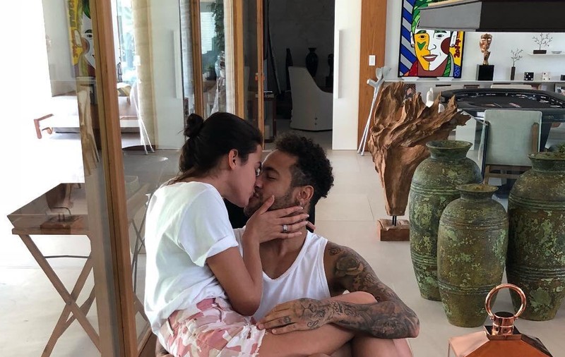 Neymar se recuperează alături de iubita lui în Brazilia