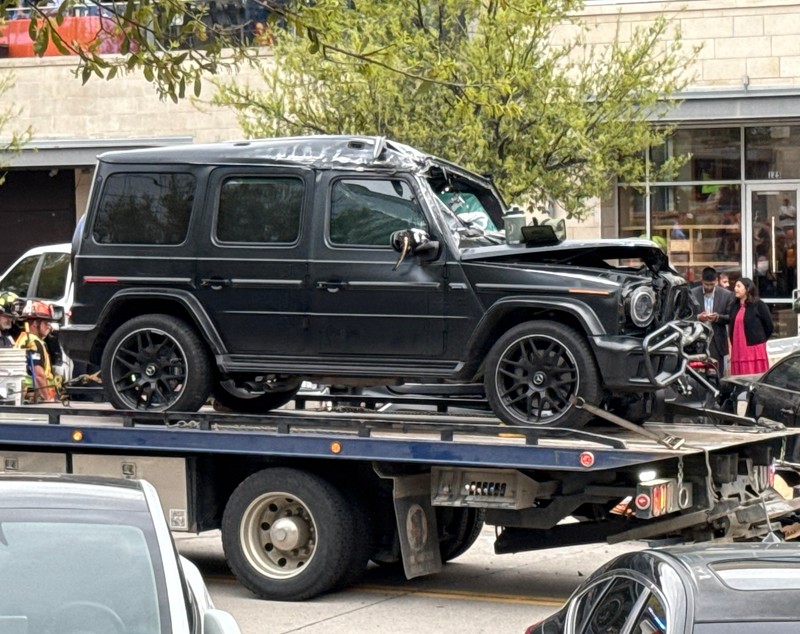 Un Mercedes G-Class „a tăiat chirurgical” tot spatele unui Cybertruck Tesla, într-un accident. Musk a spus că mașina lui e făcută „pentru apocalipsa zombie”