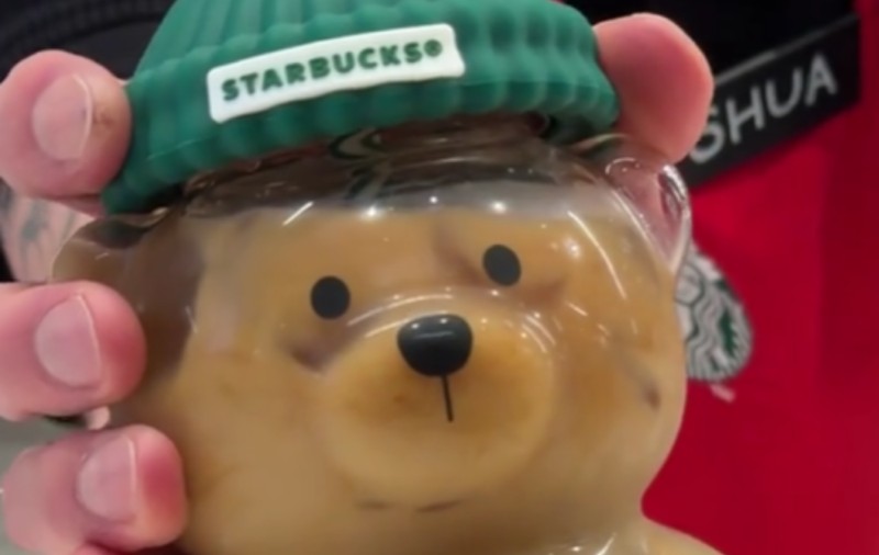 Paharul Bearista în formă de urs, lansat de Starbucks în ediție limitată, se vinde extrem de repede și a devenit viral