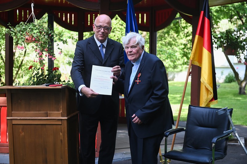 Ambasadorul german Cord Meier-Klodt îl premiază pe Eginald Schlattner.Foto:Ambasada Germaniei la București