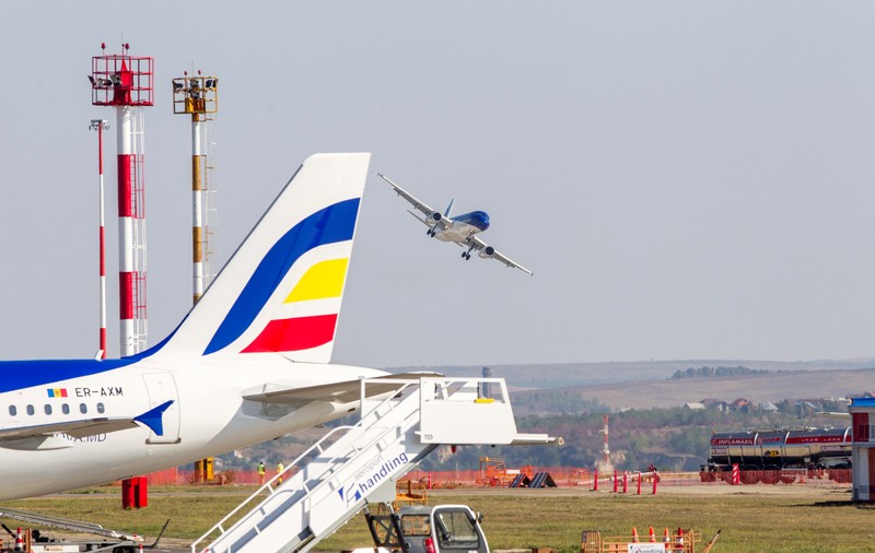 Mai mulţi parlamentari moldoveni au devenit eroi, într-un avion Air Moldova. Ce s-a întâmplat la bord