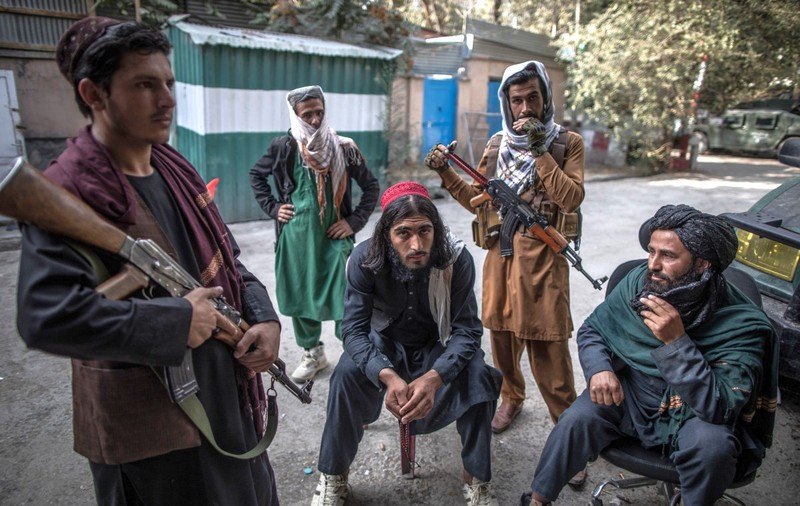 Șase persoane, arestate în Afganistan de talibani pentru că au cântat