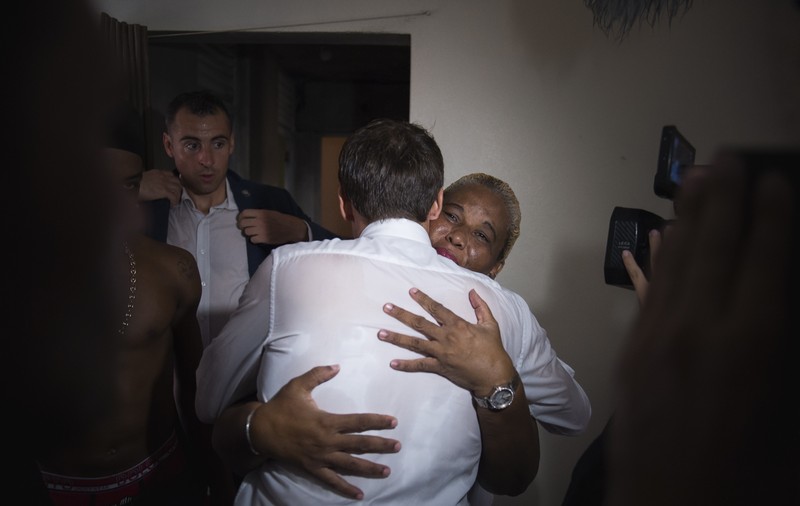 FOTO| Macron a certat un tâlhar ieșit din închisoare, chiar de față cu mama lui. Un gest al președintelui a stârnit, însă, controverse