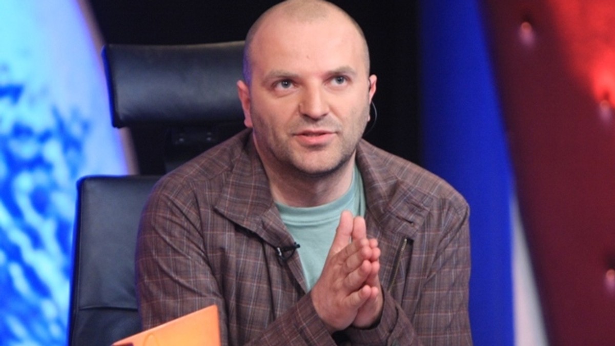 Dan Capatos, în platoul emisiunii pe care o prezintă