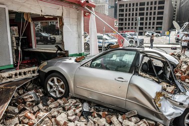 Cărămizi dintr-o clădire vecină s-au prăbușit peste o mașină parcată în fața unui restaurant din News Orleans, Louisiana Foto: EPA