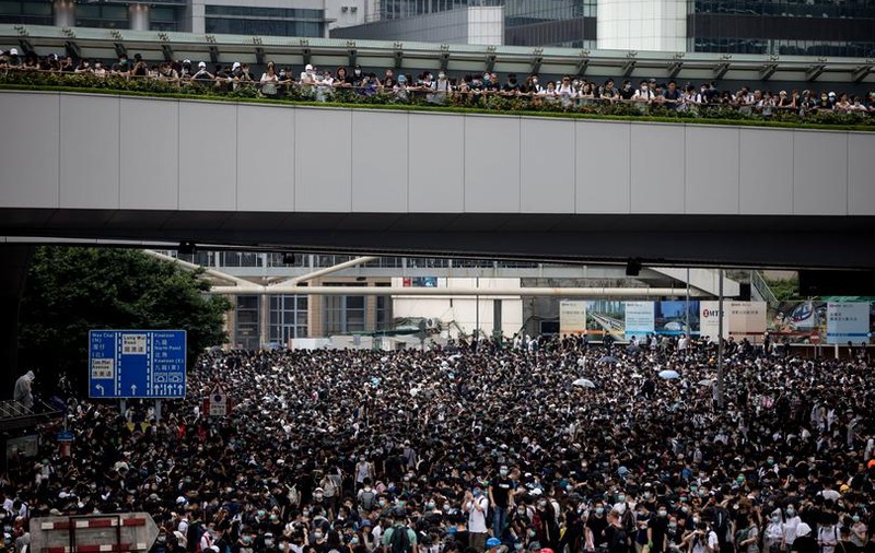 Protestele din Hong Kong au degenerat. 11 manifestanţi au fost arestaţi şi 22 de poliţişti sunt răniţi