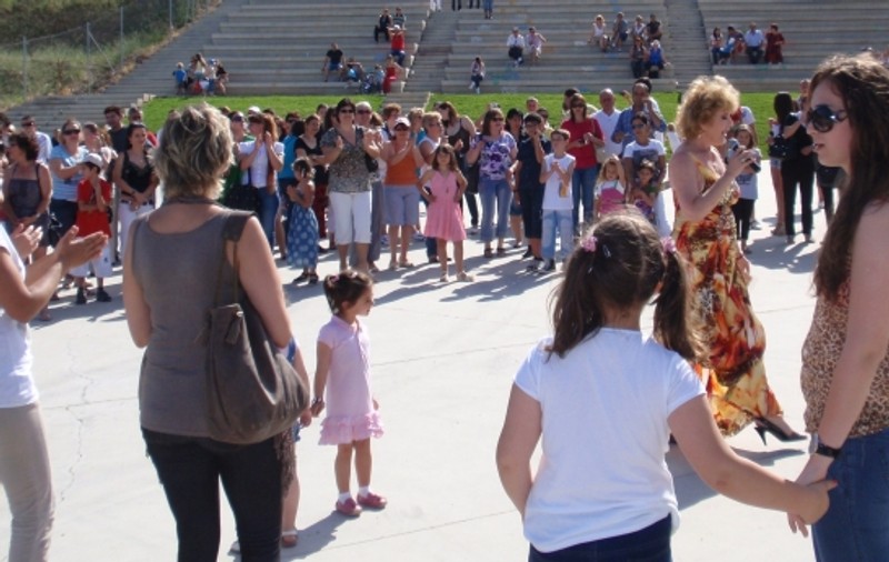 Invitată la Palma de Mallorca, în Spania, de Ziua Copilului, Corina Chiriac a cântat şi a dansat pentru sute de copii