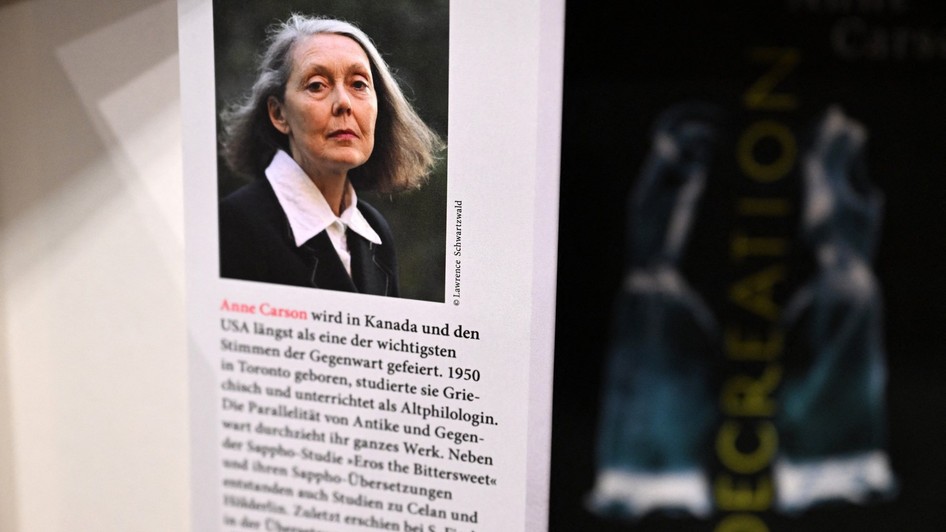 Anne Carson (pe coperta unei cărți), laureată a Premiului Nobel pentru Literatură 2026 Sursa foto: Profimedia