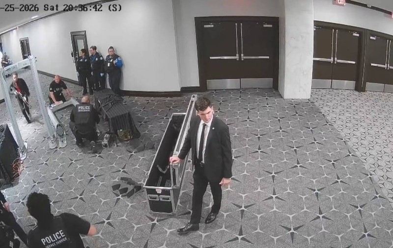 Momentul în care atacatorul lui Trump năvălește cu o pușcă prin filtrul de securitate. Agenții nu au avut timp de reacție | VIDEO
